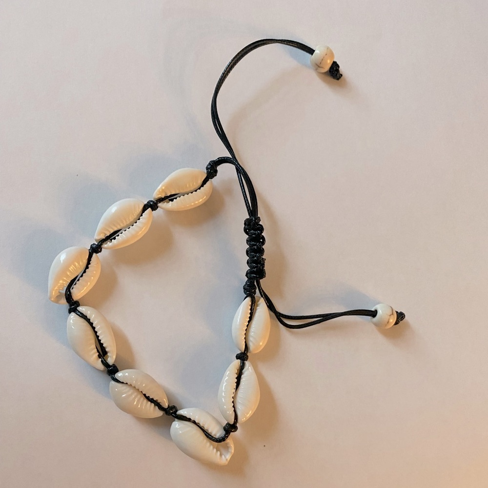 Pocca shell bracelet ! Adjustable
